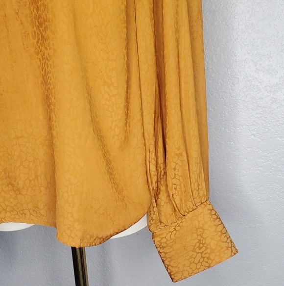 Nine West Long Sleeve Beautiful Gold Key Hole Back Blouse Size Medium - Picture 3 of 7